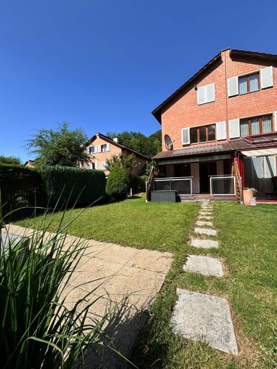 Eckeinfamilienhaus mit Garten, Carport, Pool und 1.5 Zimmern - per sofort verfügbar 2