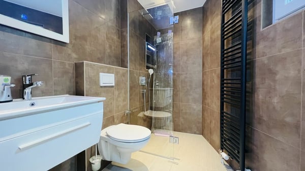 Neubau hochwertiges Top möbliertes Studio mit Klima, Parkplatz, Balkon 2