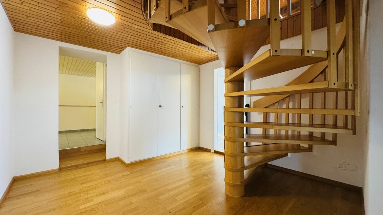 Maison bifamiliale facile d'entretien avec 2 unités de résidence, garage et 4-5 places de parking à Ramlinsburg