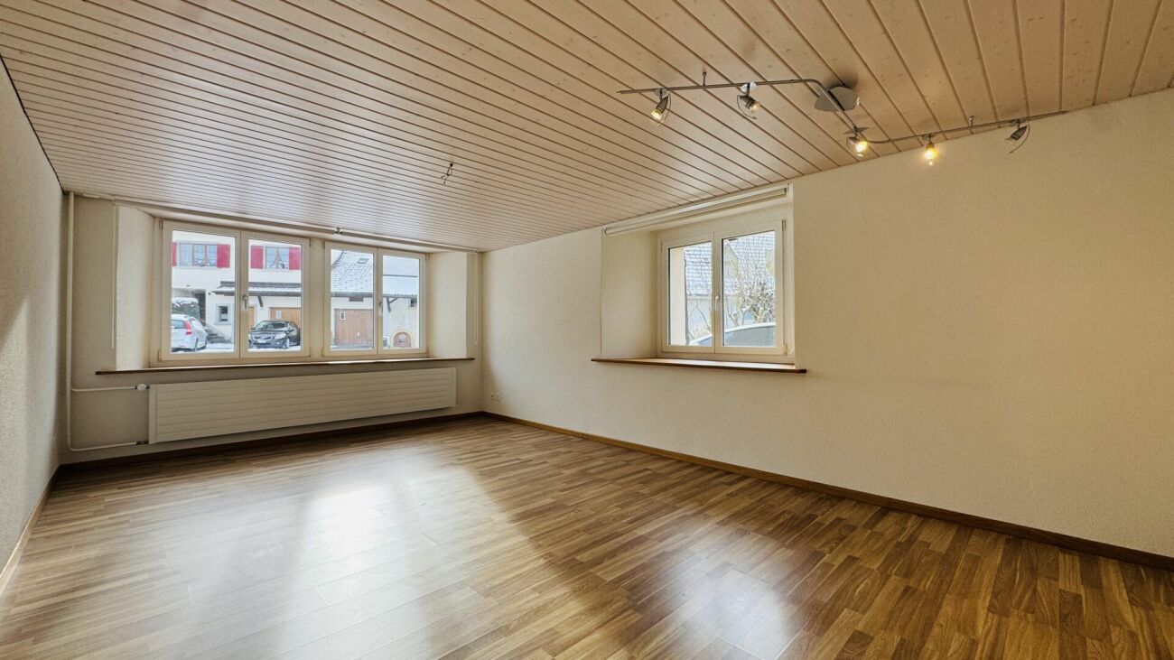 Maison bifamiliale facile d'entretien avec 2 unités de résidence, garage et 4-5 places de parking à Ramlinsburg