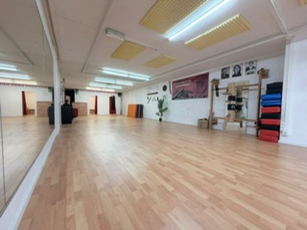 Bureau, stockage ou local commercial avec fenêtres