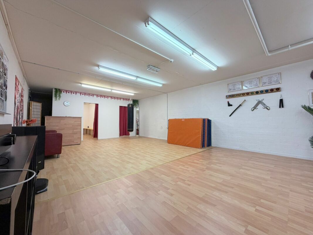 Bureau, stockage ou local commercial avec fenêtres