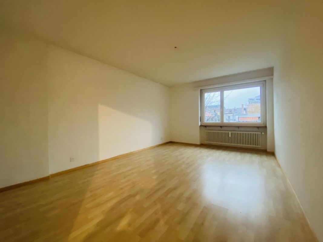 Teilsanierte 3.5-Zi.-Wohnung mit 2 Balkonen, Lift und Keller