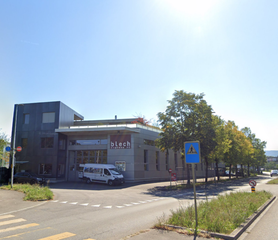 Gewerbehalle mit Ueberhöhe, grosse 5.5-Zimmer-Attikawohnung, Lift und 6 PP