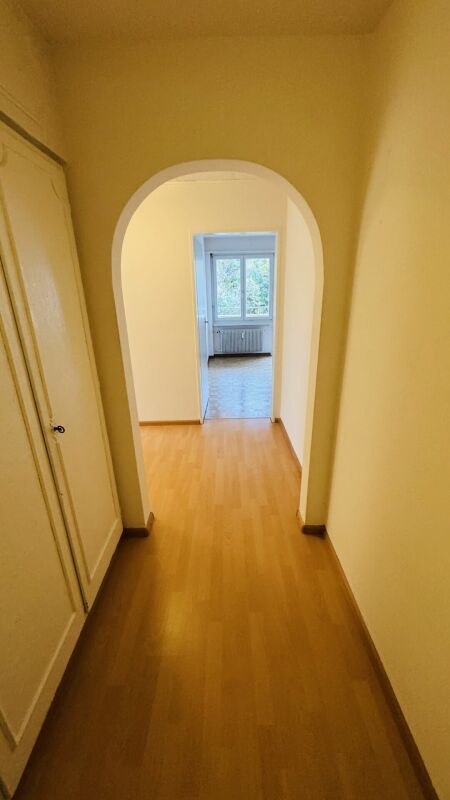 2.5-Zimmer: Balkon, Aussicht, Kellerabteil - per sofort