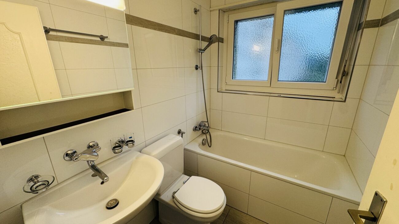 2.5-Zimmer: Balkon, Aussicht, Kellerabteil - per sofort