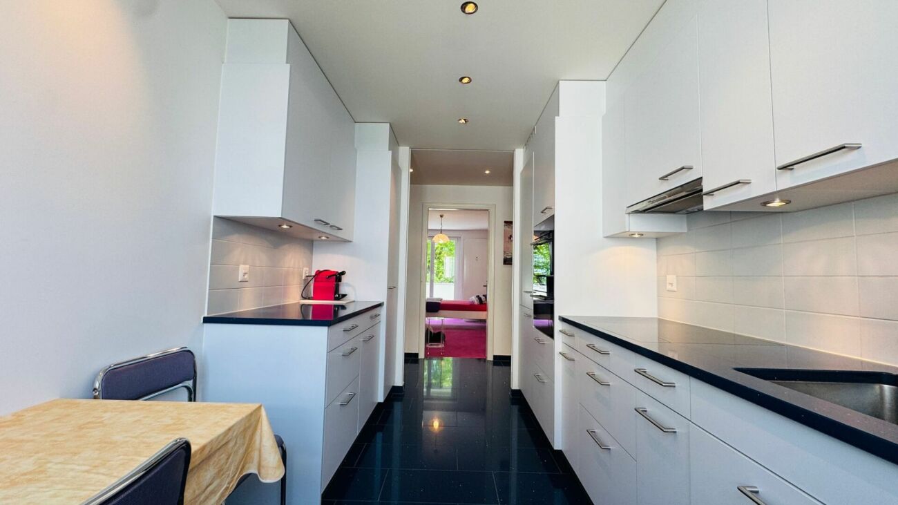 Gepflegte 3.5-Zimmerwohnung in Binningen mit Lift, 12 m² Balkon und eigenem Waschturm