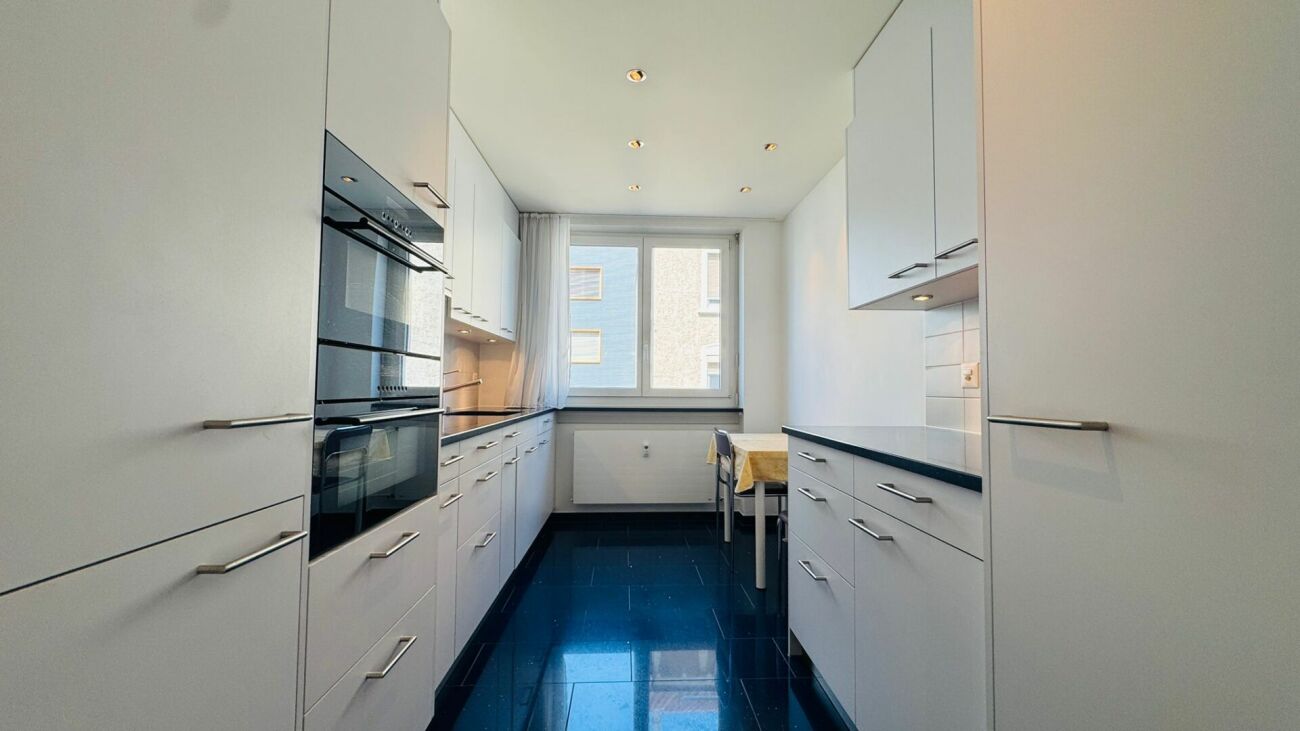 Gepflegte 3.5-Zimmerwohnung in Binningen mit Lift, 12 m² Balkon und eigenem Waschturm