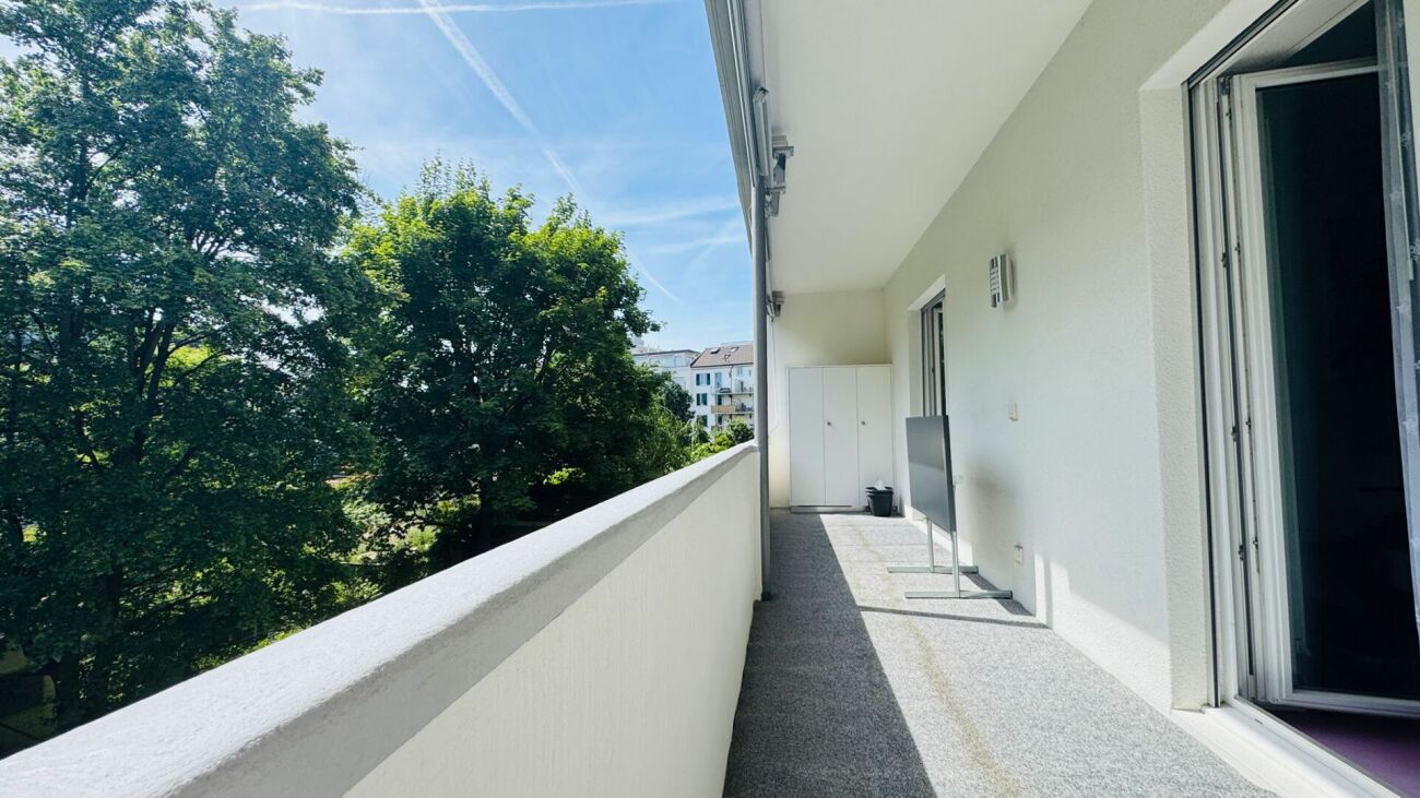 Gepflegte 3.5-Zimmerwohnung in Binningen mit Lift, 12 m² Balkon und eigenem Waschturm