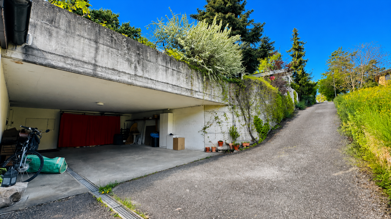 Grosszügiges EFH mit 2 Einliegerwohnungen, Parkplätzen, Weitsicht & Garten in Toplage