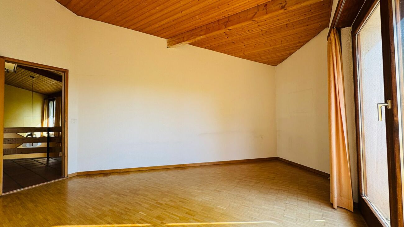 Grosszügiges EFH mit 2 Einliegerwohnungen, Parkplätzen, Weitsicht & Garten in Toplage