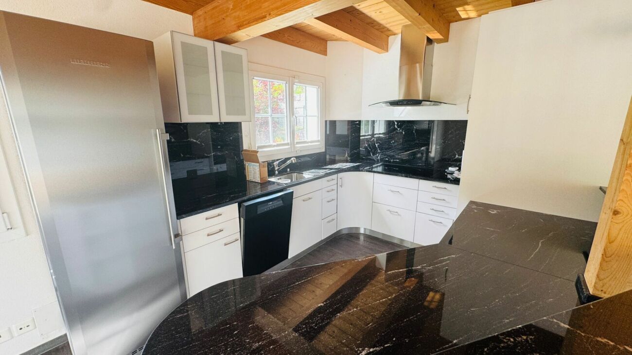 Freistehendes 4.5-Zimmer-Einfamilienhaus mit Pool, Sauna, Wintergarten, Doppelgarage & Aussicht