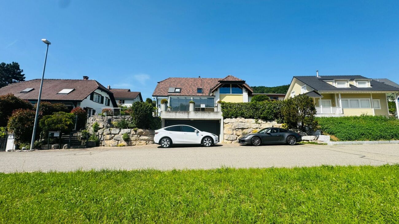 Freistehendes 4.5-Zimmer-Einfamilienhaus mit Pool, Sauna, Wintergarten, Doppelgarage & Aussicht