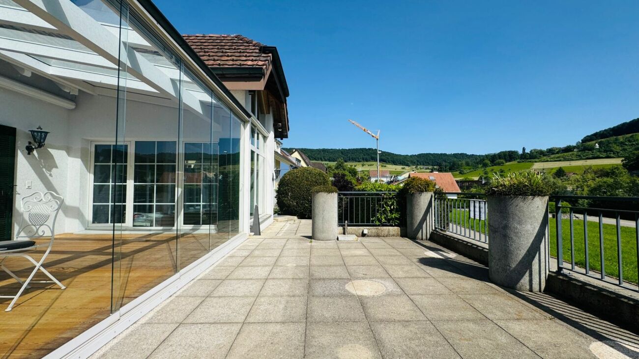 Freistehendes 4.5-Zimmer-Einfamilienhaus mit Pool, Sauna, Wintergarten, Doppelgarage & Aussicht