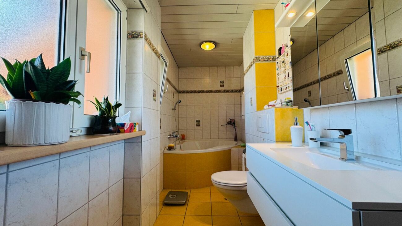 Grosszügige 5.5-Zimmer-Wohnung mit mehreren Balkonen, Carport, Parkplatz & viel Stauraum