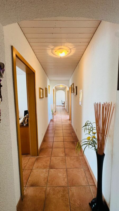 Grosszügige 5.5-Zimmer-Wohnung mit mehreren Balkonen, Carport, Parkplatz & viel Stauraum