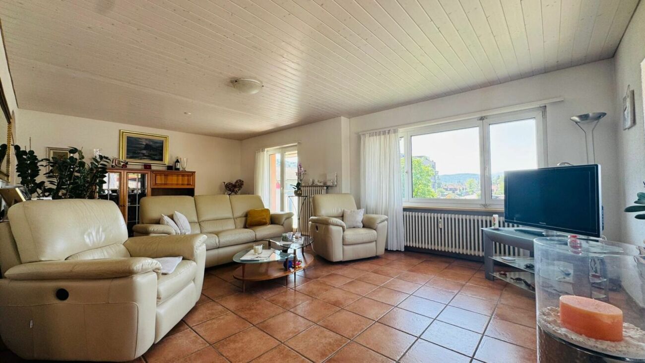 Grosszügige 5.5-Zimmer-Wohnung mit mehreren Balkonen, Carport, Parkplatz & viel Stauraum