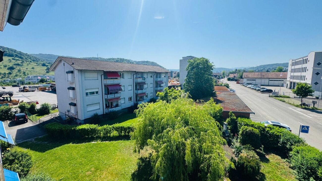 Grosszügige 5.5-Zimmer-Wohnung mit mehreren Balkonen, Carport, Parkplatz & viel Stauraum