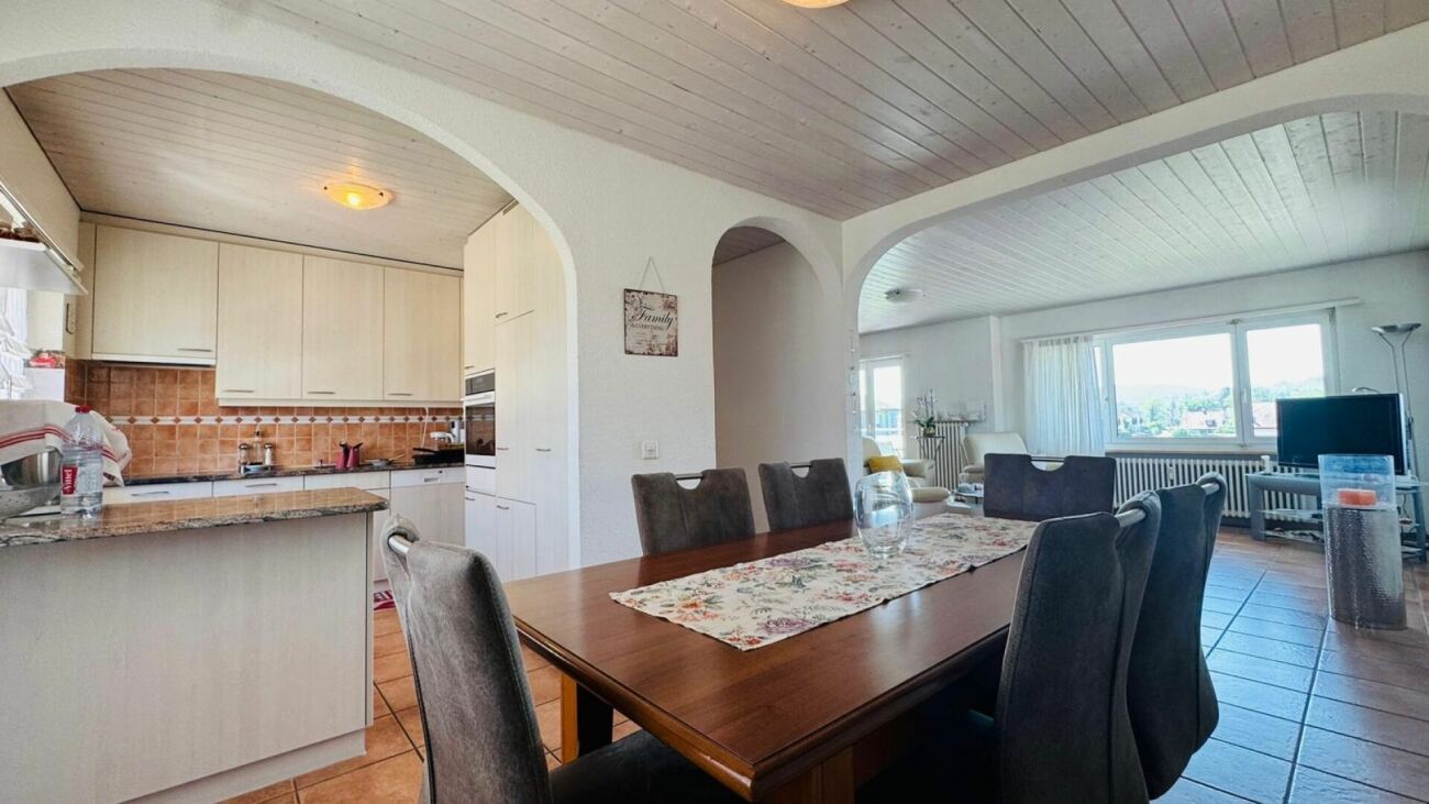 Grosszügige 5.5-Zimmer-Wohnung mit mehreren Balkonen, Carport, Parkplatz & viel Stauraum