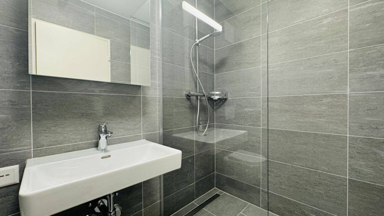Erstbezug 2.5-Zimmer mit eigener WM/TU, grossem Balkon und Kellerabteil