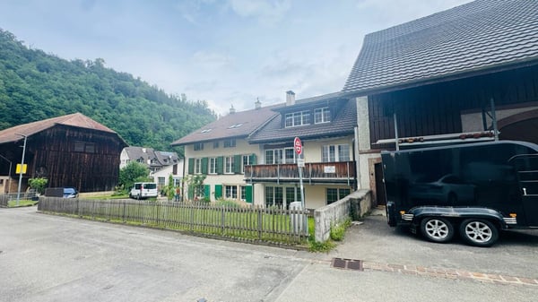 Gepfl. 5.5-Zi.-Whg. im 1. OG eines gepflegten 2-FH mit Balkon, PP & Gartennutzung 19