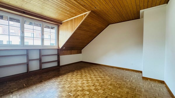 Gepfl. 5.5-Zi.-Whg. im 1. OG eines gepflegten 2-FH mit Balkon, PP & Gartennutzung 10