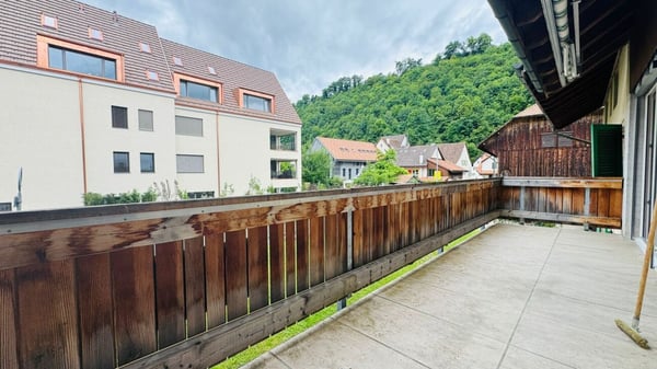 Gepfl. 5.5-Zi.-Whg. im 1. OG eines gepflegten 2-FH mit Balkon, PP & Gartennutzung 16