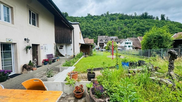Gepfl. 5.5-Zi.-Whg. im 1. OG eines gepflegten 2-FH mit Balkon, PP & Gartennutzung 20