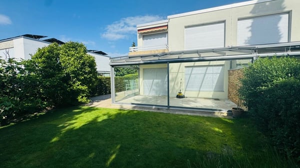 SCHÖNES 6.5-ZIMMER-DOPPEL-EINFAMILIENHAUS MIT WINTERGARTEN, GARTEN & PARKIERUNG AN TOPLAGE 26