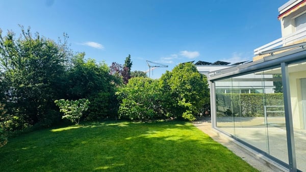 SCHÖNES 6.5-ZIMMER-DOPPEL-EINFAMILIENHAUS MIT WINTERGARTEN, GARTEN & PARKIERUNG AN TOPLAGE 22