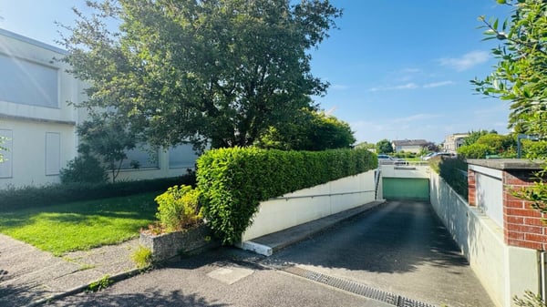 SCHÖNES 6.5-ZIMMER-DOPPEL-EINFAMILIENHAUS MIT WINTERGARTEN, GARTEN & PARKIERUNG AN TOPLAGE 29