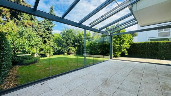 SCHÖNES 6.5-ZIMMER-DOPPEL-EINFAMILIENHAUS MIT WINTERGARTEN, GARTEN & PARKIERUNG AN TOPLAGE 24
