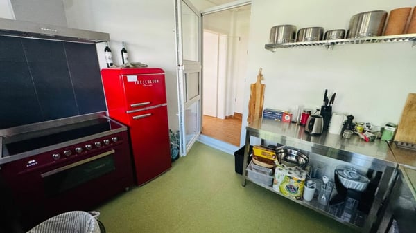 Gut sichtbare Gewerbefläche in Liestal mit Küche, Keller und Parkplatz 2