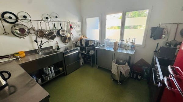 Gut sichtbare Gewerbefläche in Liestal mit Küche, Keller und Parkplatz 5
