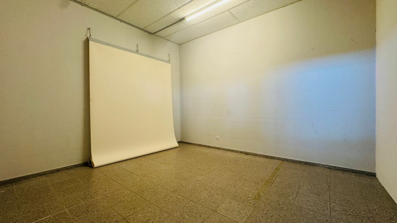 Grosse Gewerbefläche im EG mit Rampe, 3 Räumen und Parkplätzen - sofort verfügbar