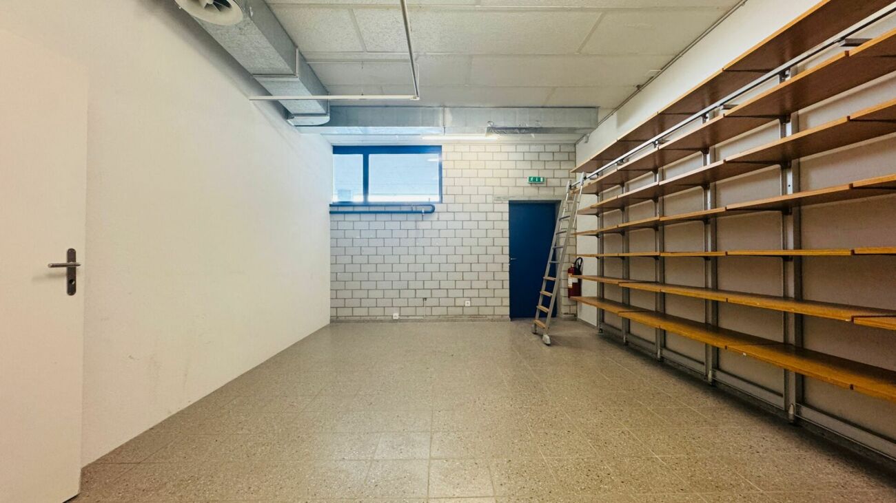 Grosse Gewerbefläche im EG mit Rampe, 3 Räumen und Parkplätzen - sofort verfügbar
