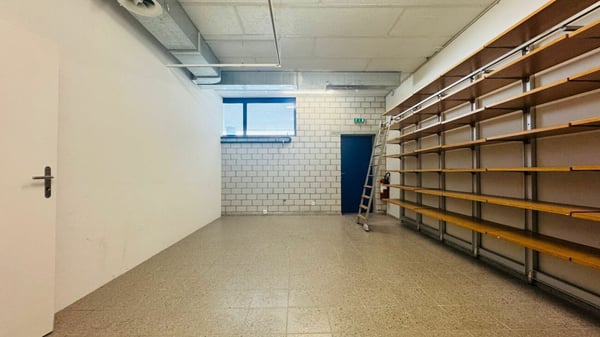 Grosse Gewerbefläche im EG mit Rampe, 3 Räumen und Parkplätzen - sofort verfügbar 4