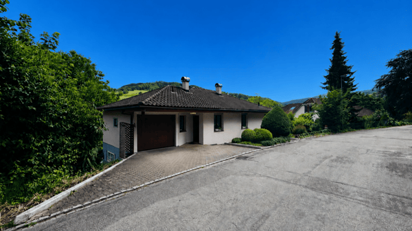 Freistehendes 5-Zimmer-EFH mit Garage, Vorplatz, Balkon, Garten und schöner Aussicht 1