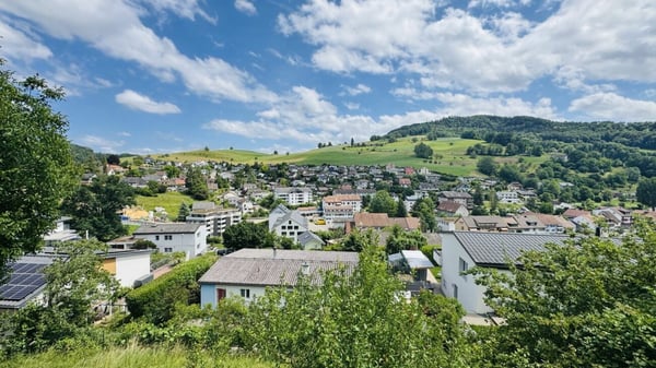 Freistehendes 5-Zimmer-EFH mit Garage, Vorplatz, Balkon, Garten und schöner Aussicht 2