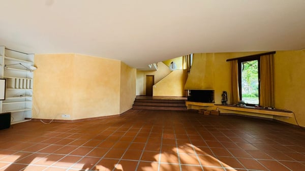 Grosszügiges EFH mit 2 Einliegerwohnungen, Parkplätzen, Weitsicht & Garten in Toplage 12