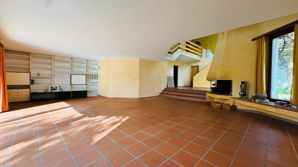 Grosszügiges EFH mit 2 Einliegerwohnungen, Parkplätzen, Weitsicht & Garten in Toplage 11