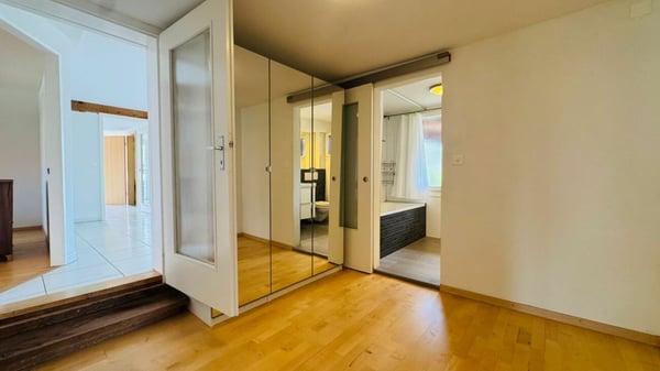 5-Zimmer-Wohnung mit mehreren Terrassen und ein Parkplatz inklusive 6