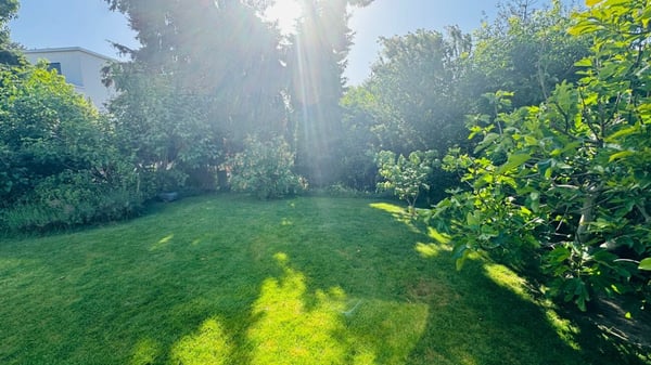 SCHÖNES 6.5-ZIMMER-DOPPEL-EINFAMILIENHAUS MIT WINTERGARTEN, GARTEN & PARKIERUNG AN TOPLAGE 21