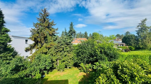 SCHÖNES 6.5-ZIMMER-DOPPEL-EINFAMILIENHAUS MIT WINTERGARTEN, GARTEN & PARKIERUNG AN TOPLAGE 25