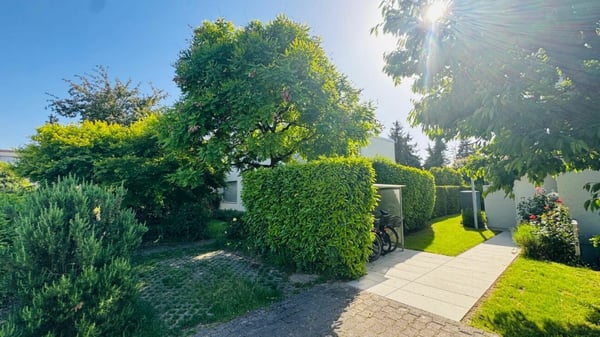 SCHÖNES 6.5-ZIMMER-DOPPEL-EINFAMILIENHAUS MIT WINTERGARTEN, GARTEN & PARKIERUNG AN TOPLAGE 28
