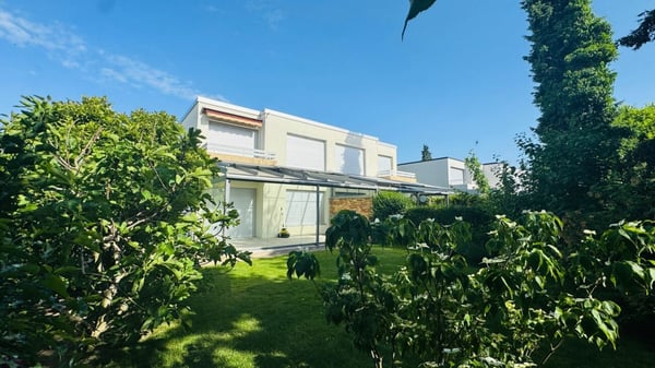 SCHÖNES 6.5-ZIMMER-DOPPEL-EINFAMILIENHAUS MIT WINTERGARTEN, GARTEN & PARKIERUNG AN TOPLAGE 1