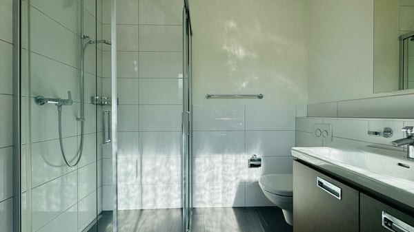SCHÖNES 6.5-ZIMMER-DOPPEL-EINFAMILIENHAUS MIT WINTERGARTEN, GARTEN & PARKIERUNG AN TOPLAGE 7
