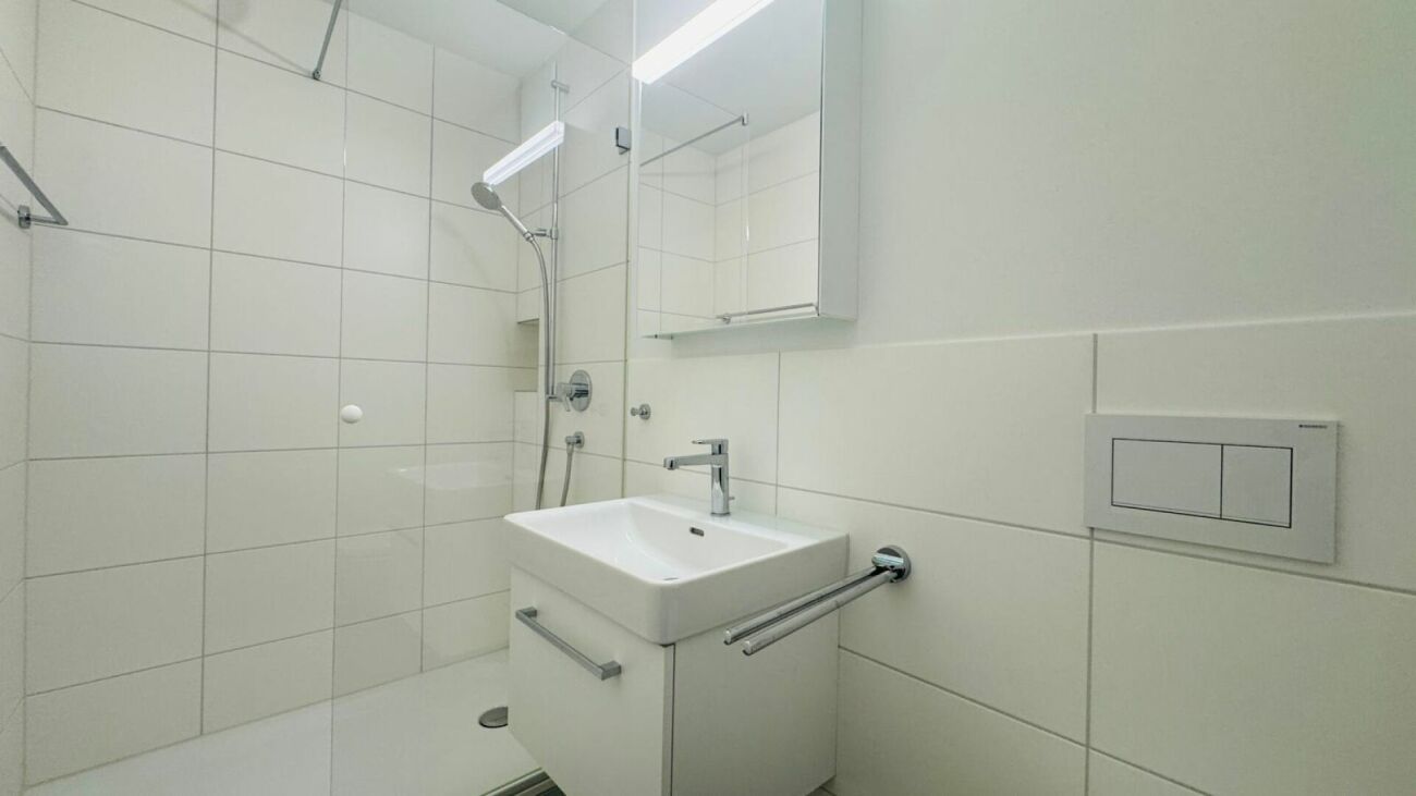 Totalsanierte 2.5-Zimmer-Wohnung mit Hobbyraum, Balkon, Estrich, Keller und Tiefgaragenplatz