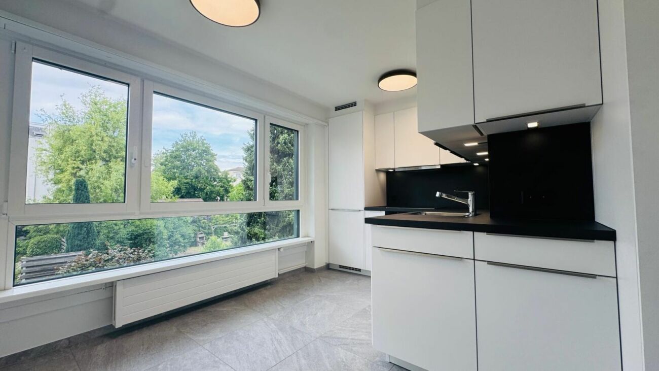 Totalsanierte 2.5-Zimmer-Wohnung mit Hobbyraum, Balkon, Estrich, Keller und Tiefgaragenplatz