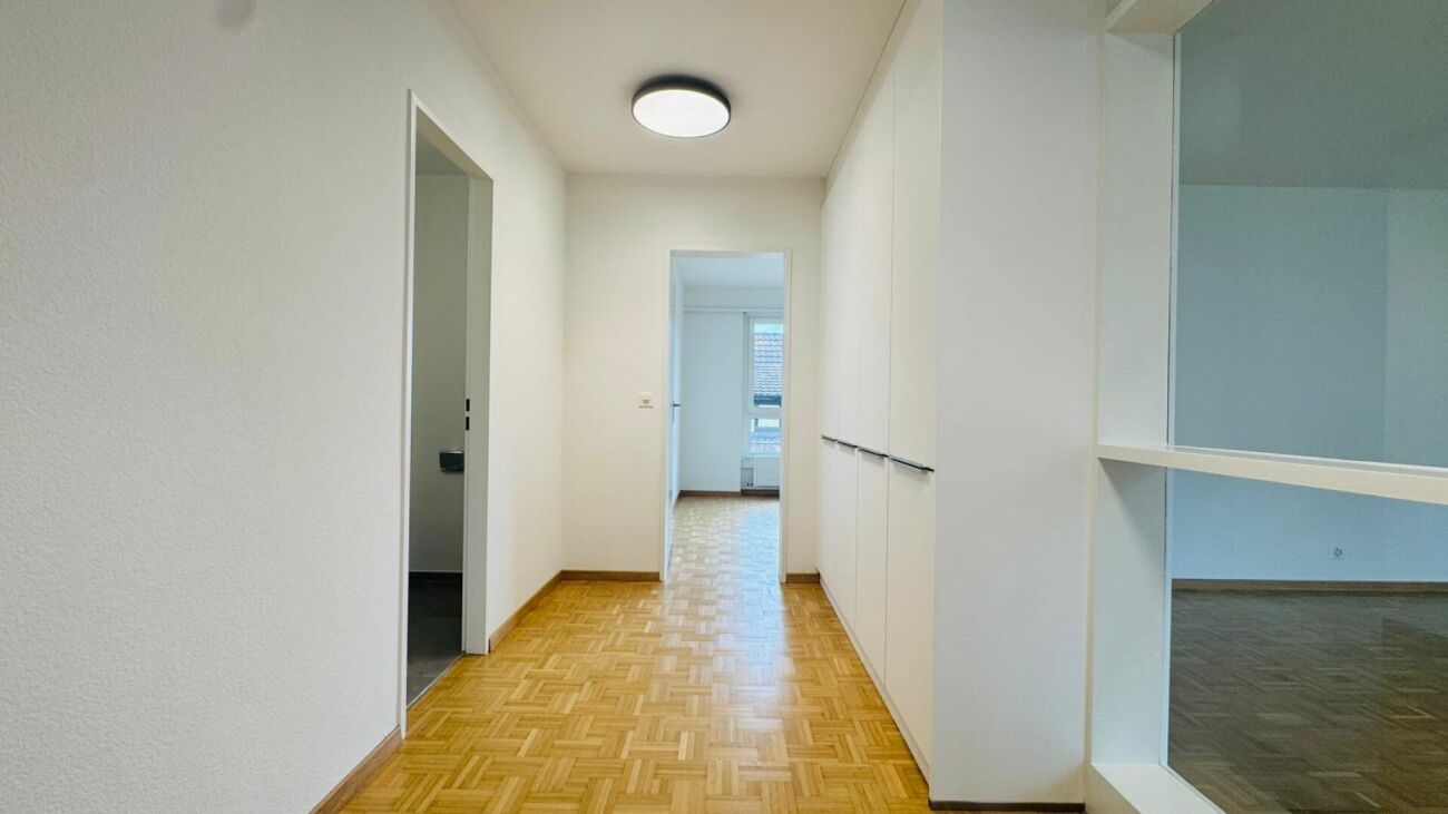 Totalsanierte 2.5-Zimmer-Wohnung mit Hobbyraum, Balkon, Estrich, Keller und Tiefgaragenplatz